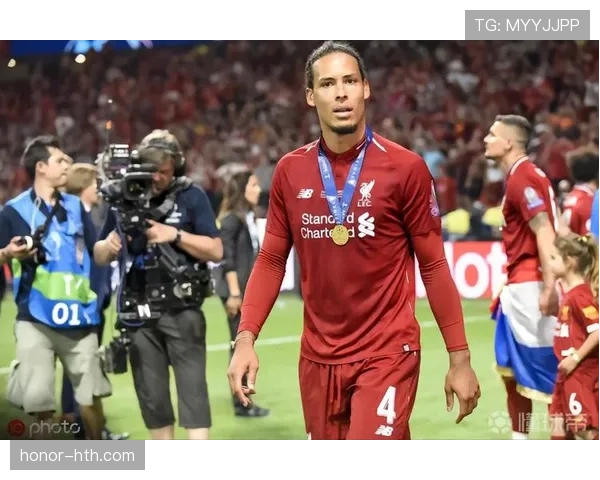 范戴克获PFA年度最佳球员奖,持续提升英超最佳后卫状态 范戴克获PFA年度最佳球员奖,持续提升英超最佳后卫状态