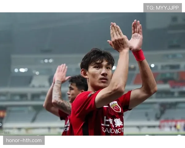 刷到王燊超排队买路边小吃，队长形象瞬间碎了