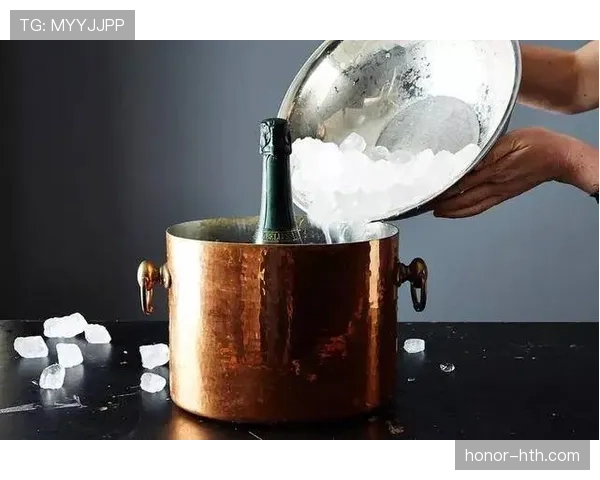 山口茜训练完直接啃冰块降温，这自律狠人连喝水都算卡路里？